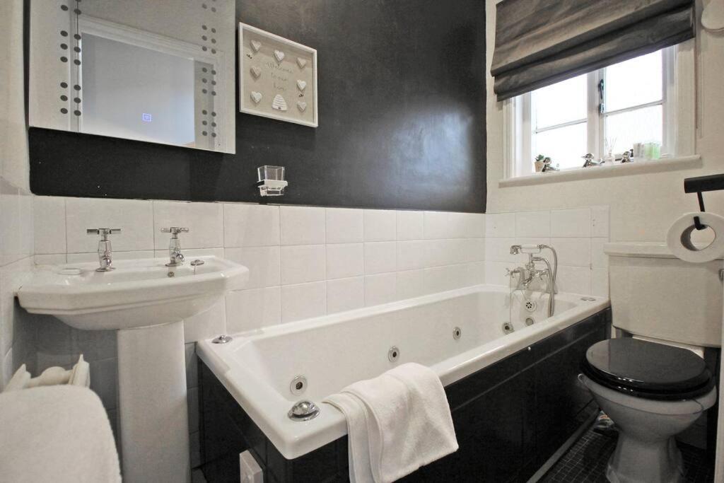 In The Heart Of Chester, Historical & Stylish Екстер'єр фото